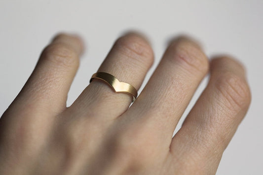 Chevron Curved Vedding Band Ring-Capucinne