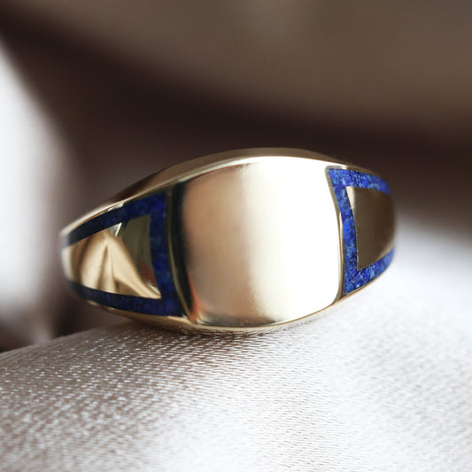 Zlatni prsten sa lapis lazuli umetkom, širina prednje strane 11 mm, polirana završna obrada. Napravljen od 14k i 18k zlata ili platine.