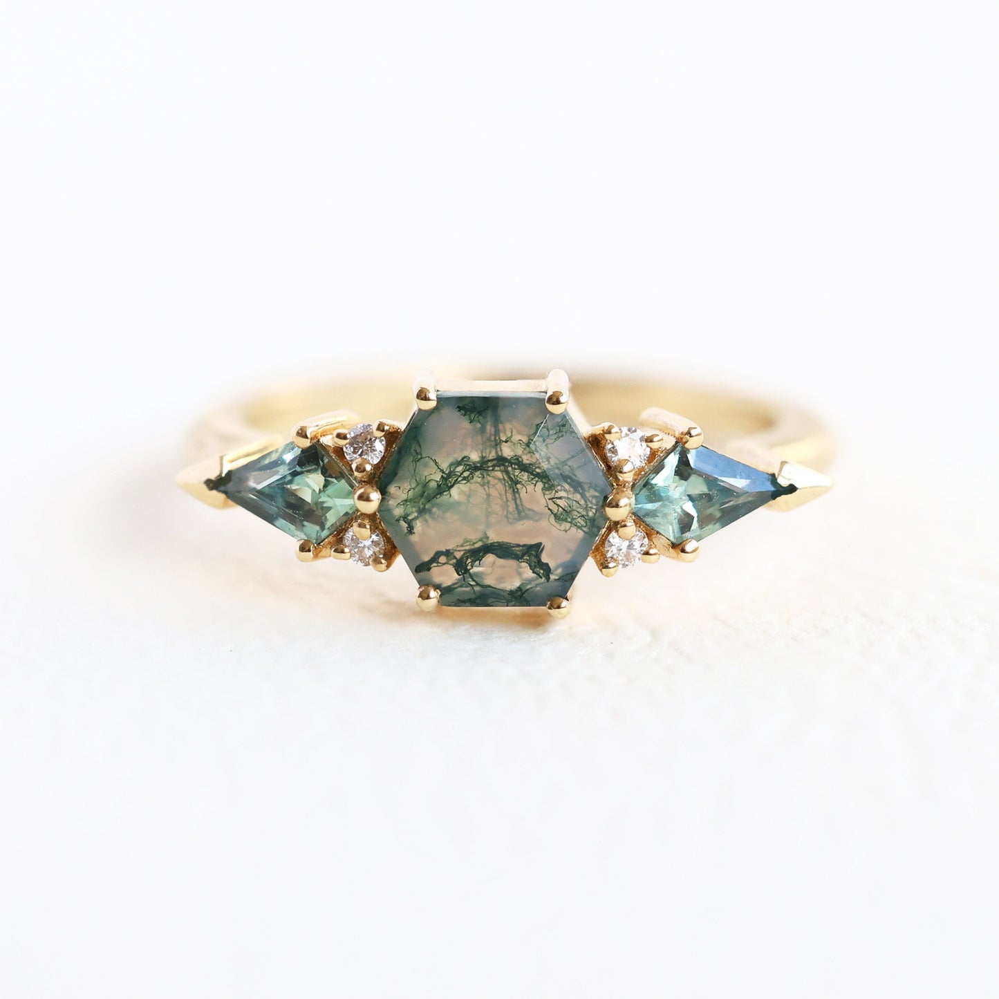 Prsten Moss Agate sa dijamantima i safirima od 18k žutog zlata, spreman za isporuku.