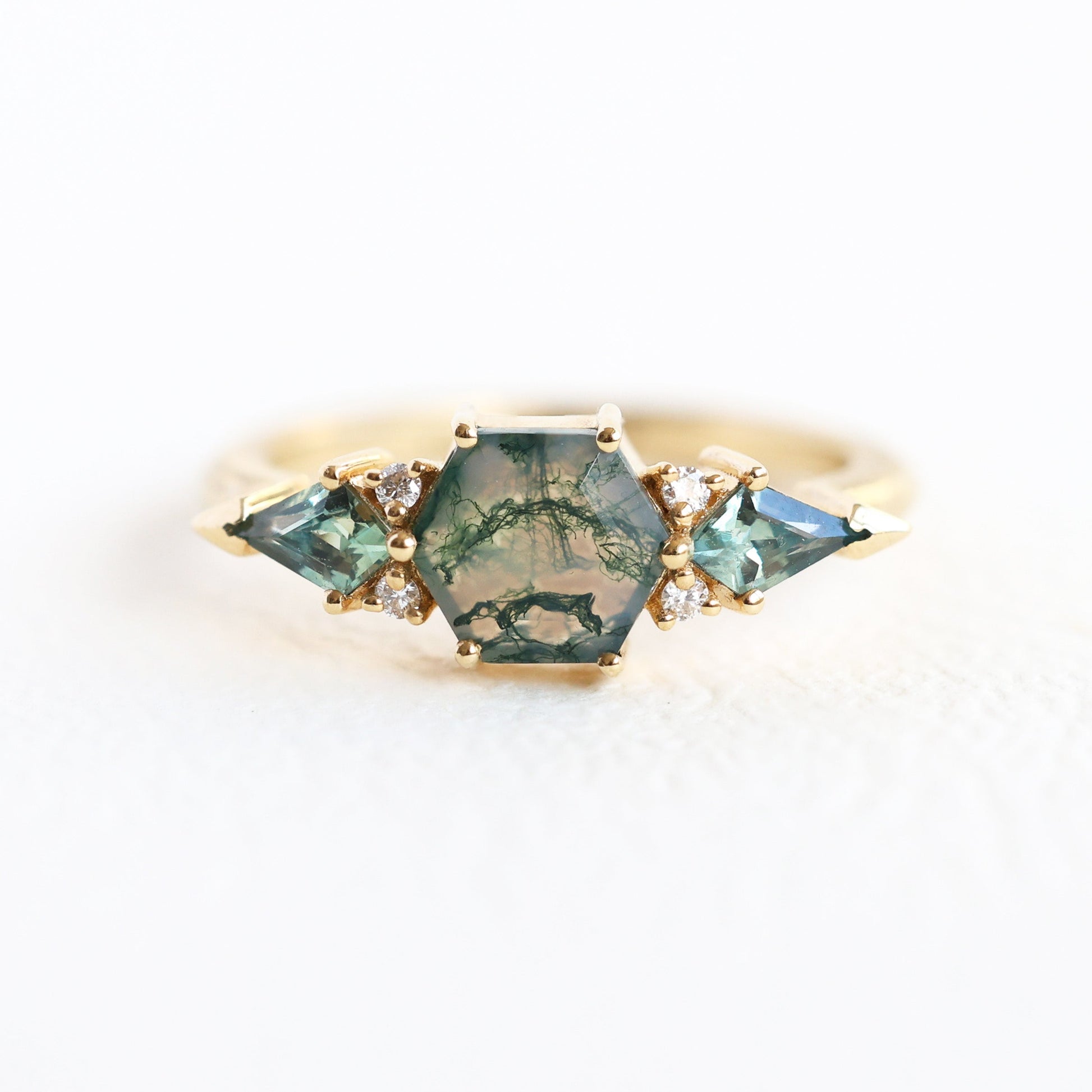 Prsten Moss Agate sa dijamantima i safirima od 18k žutog zlata, spreman za isporuku.