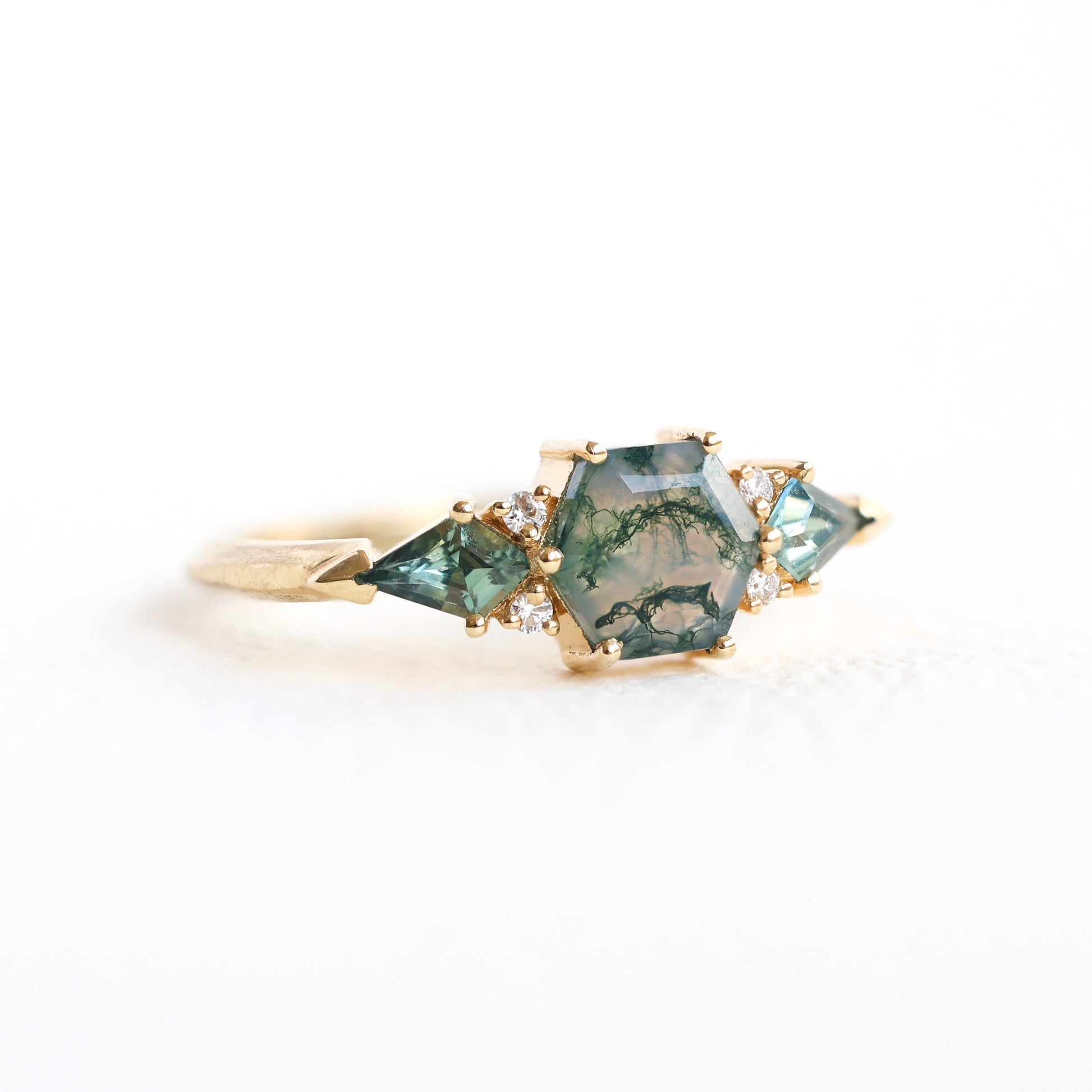 Prsten Moss Agate sa dijamantima i safirima u postavu od 18k zlata.