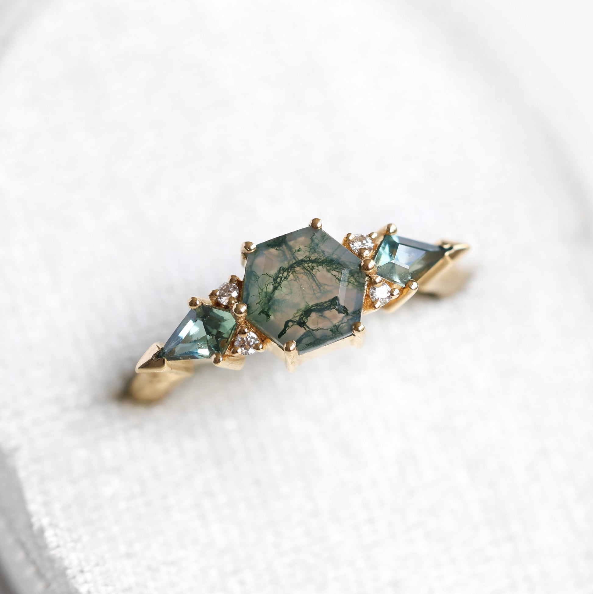 Prsten Moss Agate sa dijamantima i safirima od 18k zlata, spreman za isporuku