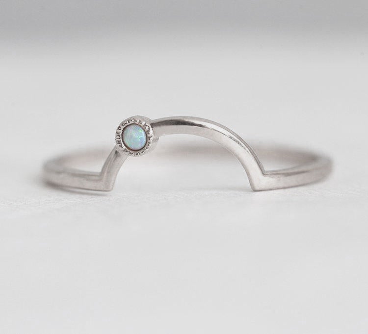 Zakrivljeni Opal Nesting Band sa Milgrain detaljima