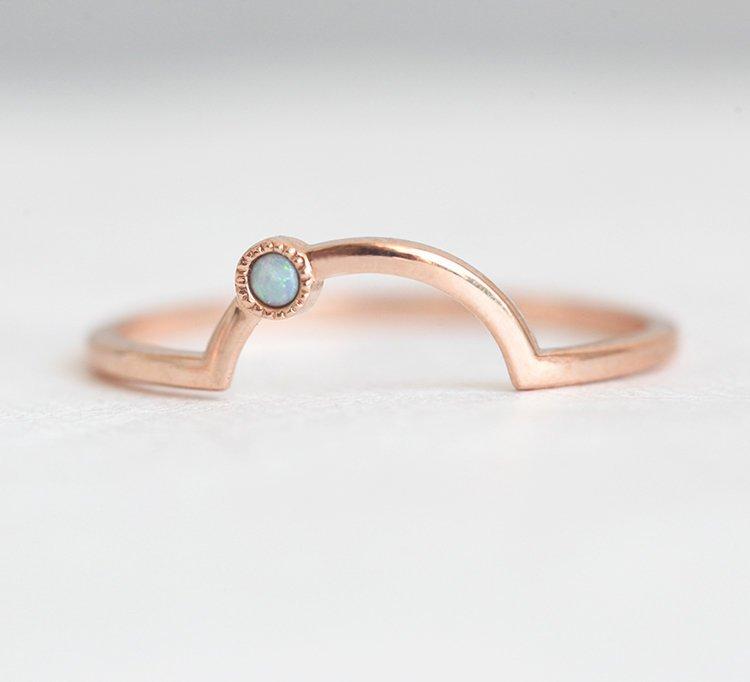 Zakrivljeni Opal Nesting Band sa Milgrain detaljima