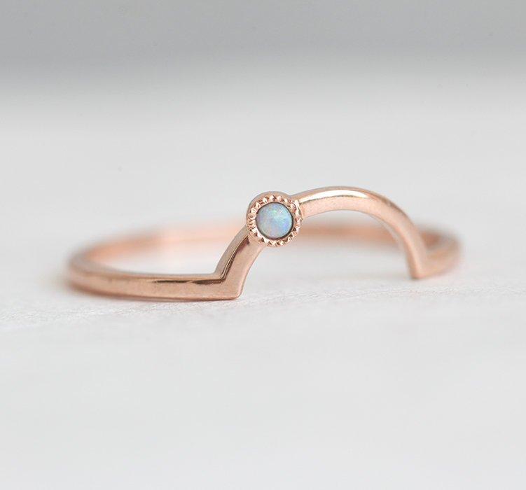 Zakrivljeni Opal Nesting Band sa Milgrain detaljima