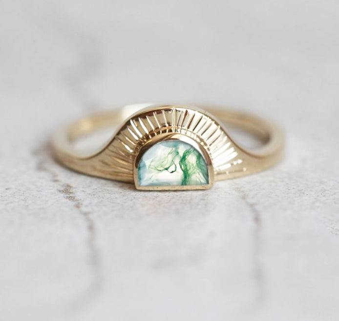 Jedinstveni prsten sa polumesecem od Moss Agate sa dizajnom zalaska sunca.