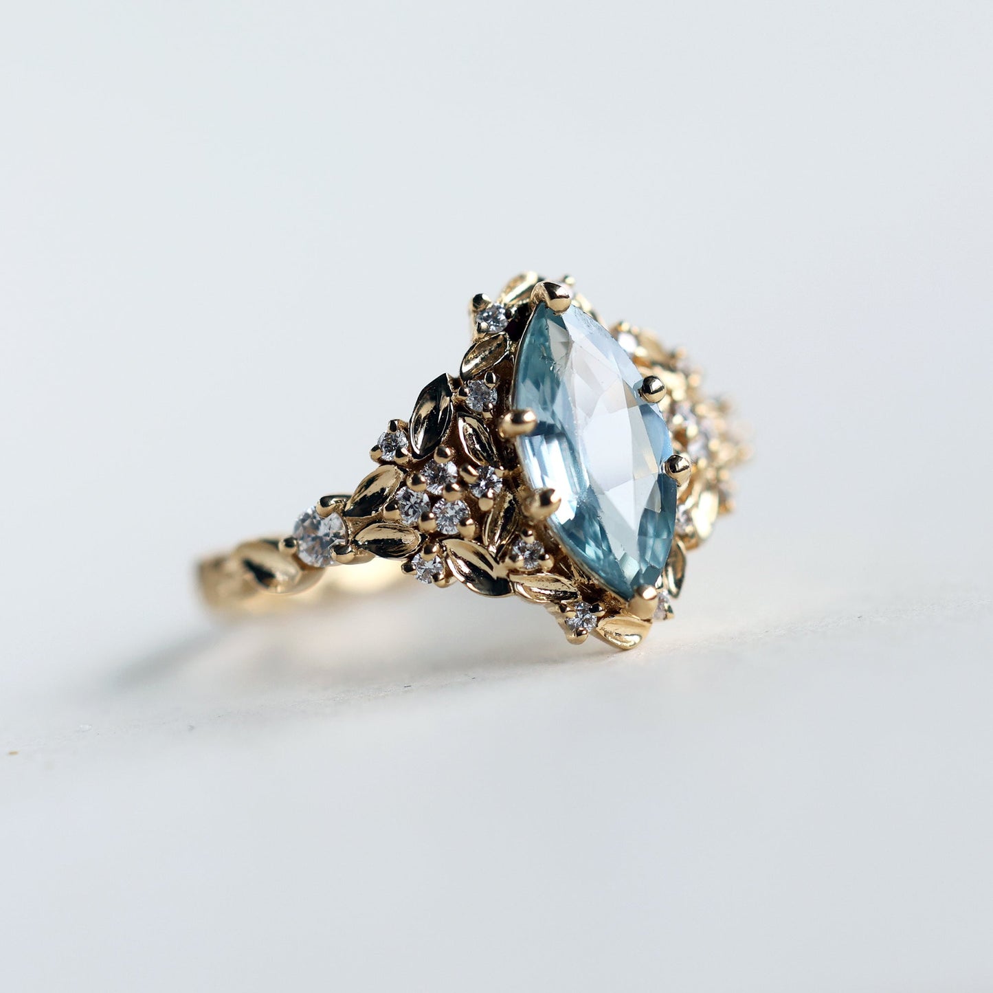 Elara marquise aqua safirni prsten sa listovima i dijamantskim detaljima