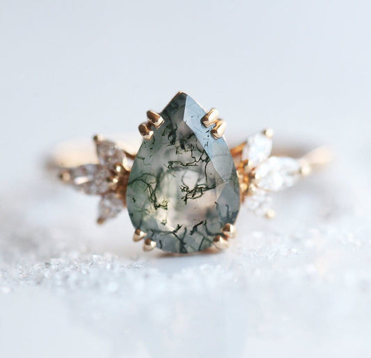 Prsten Pear Moss Agate sa belim dijamantima sa strane markiz