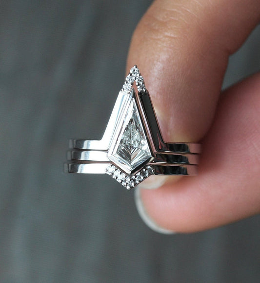 Kite Vhite Diamond Ring dopunjen sa 2 Nesting Pave dijamantska prstena