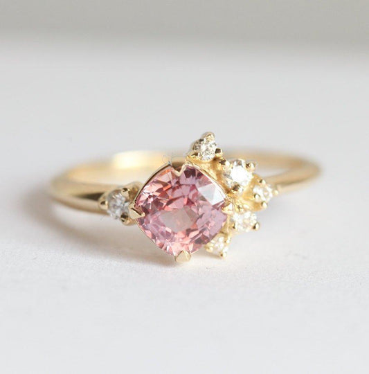 Cushion-cut roze safirni prsten sa grupisanim dijamantima