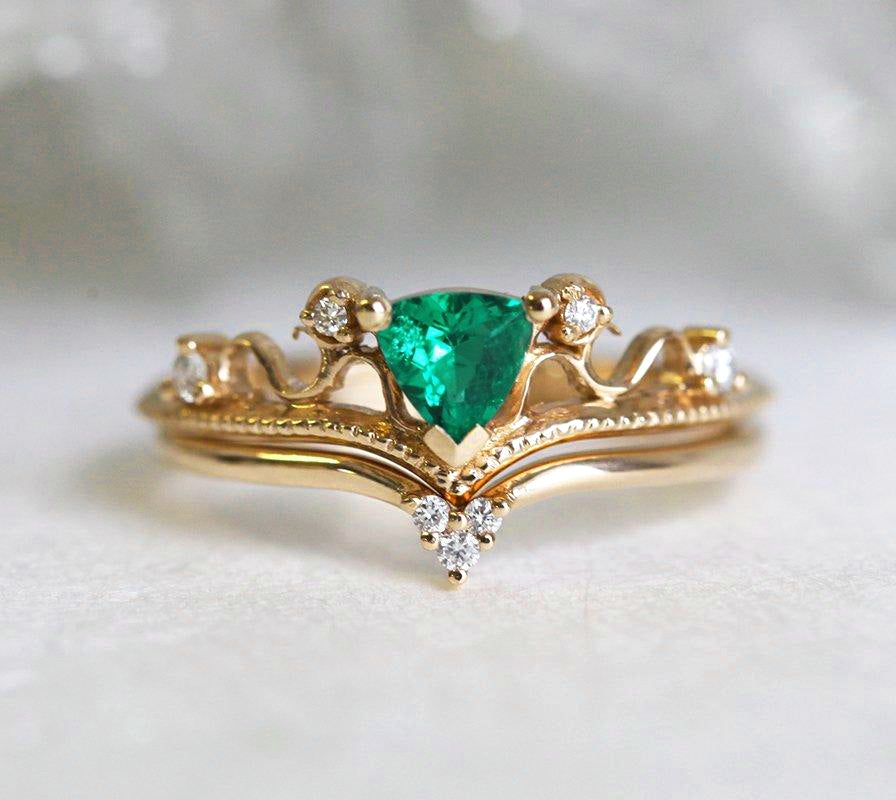Vintage prsten od smaragda i dijamanata od 14k ili 18k zlata, sa zelenim draguljem.