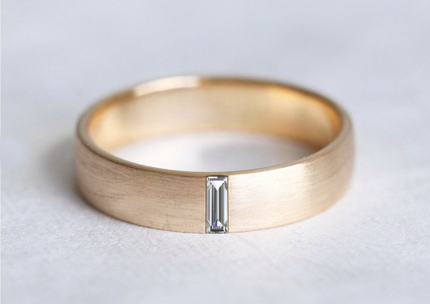 Elegantan baget Emerald traka od 4 mm za venčanja, sa zelenim draguljem.