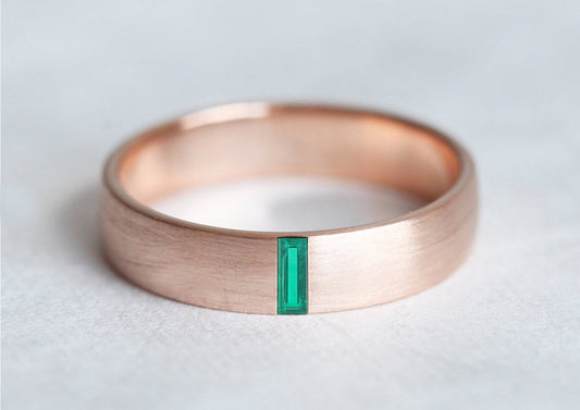 Elegantan baget Emerald traka od 4 mm za venčanja, sa zelenim draguljem.