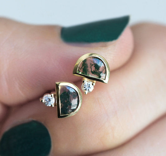 Naušnice od polumeseca od Moss Agate i okrugle minđuše od belog safira