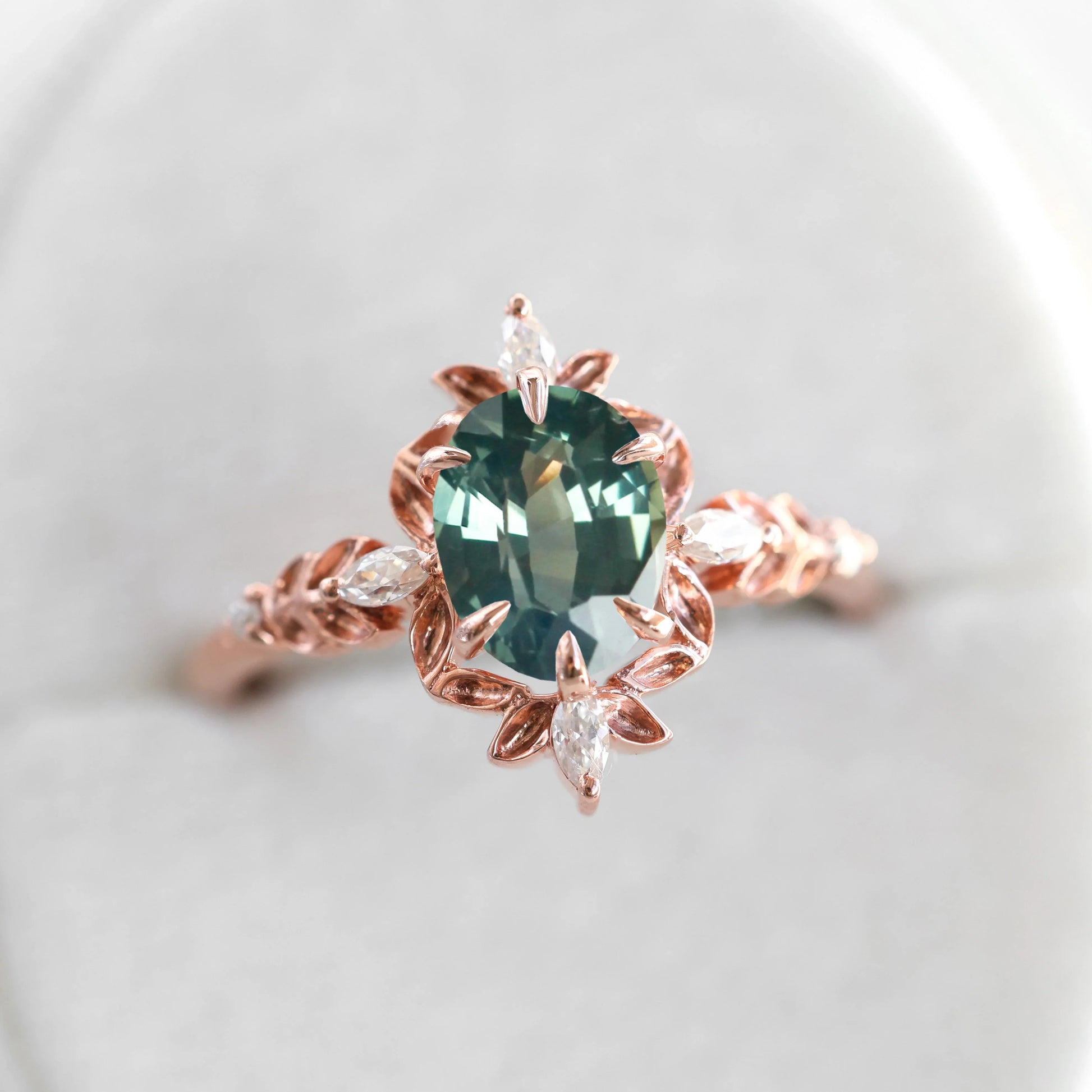 Dijamantski prsten od Moss Agate: Krupni plan ovalnog kamena od Moss Agate sa markiznim belim dijamantima.