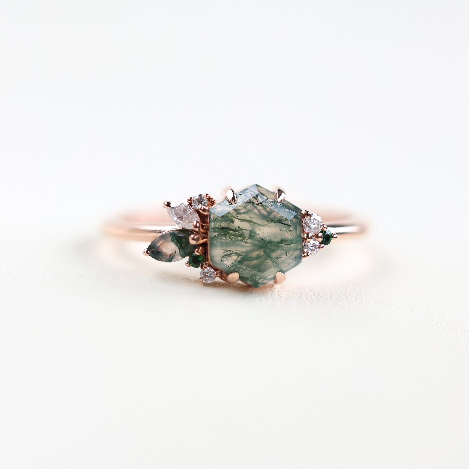 Šestougaoni prsten Moss Agate sa naglašenim turmalinom, Moss Agate, moisanitnim kamenjem i belim dijamantima