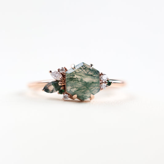Šestougaoni prsten Moss Agate sa naglašenim turmalinom, Moss Agate, moisanitnim kamenjem i belim dijamantima