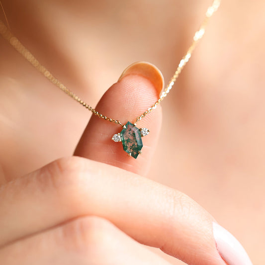 Šestougaona ogrlica od Moss Agate sa okruglim belim dijamantima