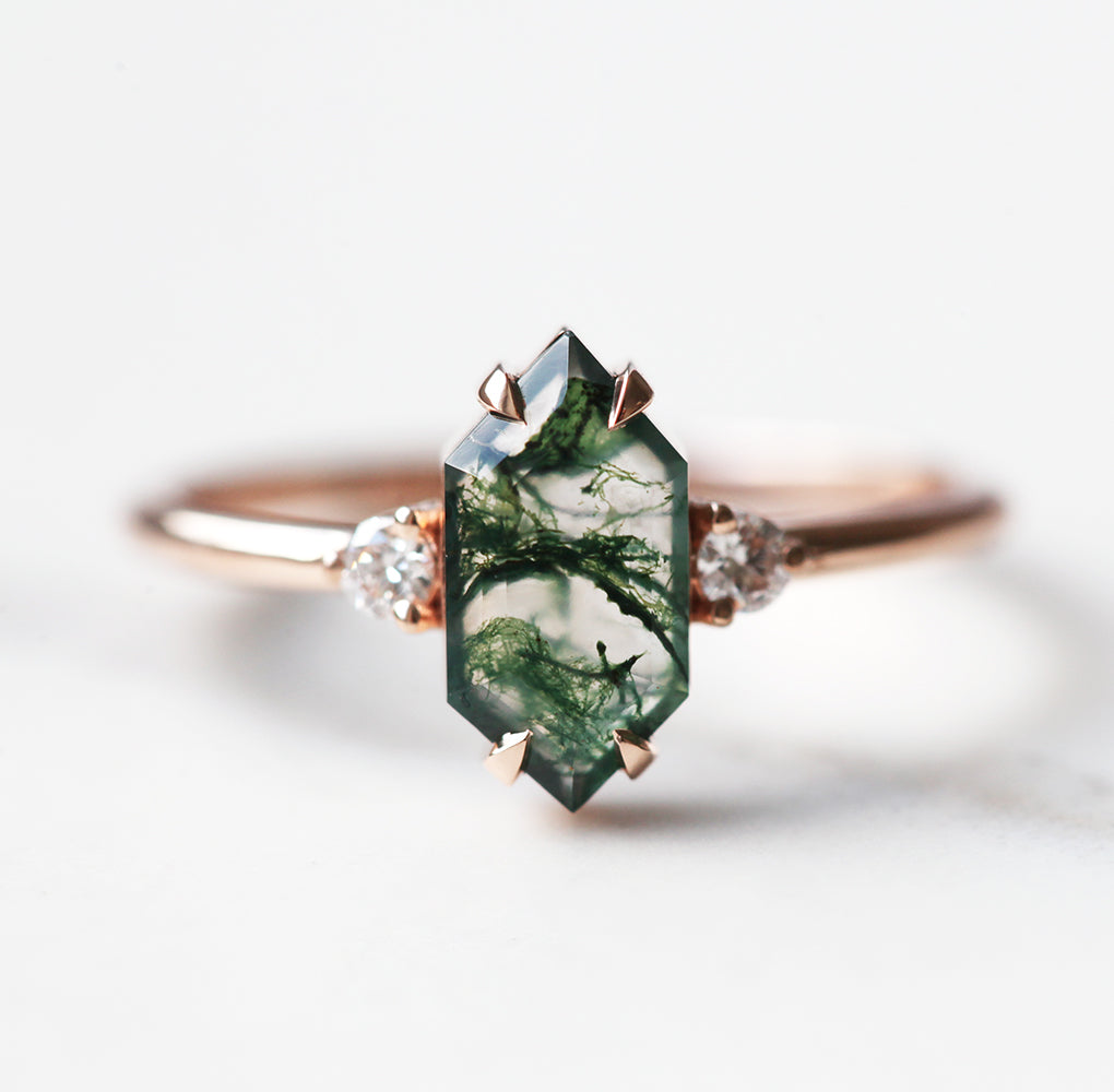 Šestougaoni Moss Agate, prsten od ružičastog zlata sa bočnim belim dijamantima