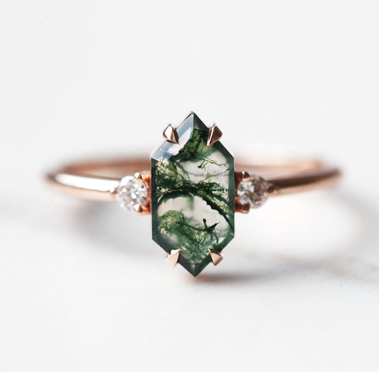 Šestougaoni Moss Agate, prsten od ružičastog zlata sa bočnim belim dijamantima