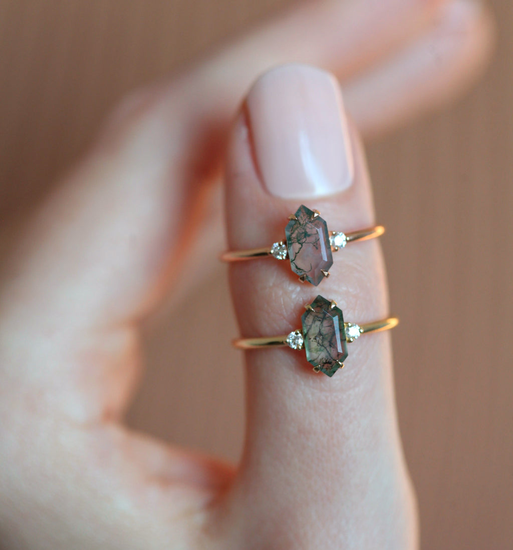 Šestougaoni Moss Agate, prsten od ružičastog zlata sa bočnim belim dijamantima