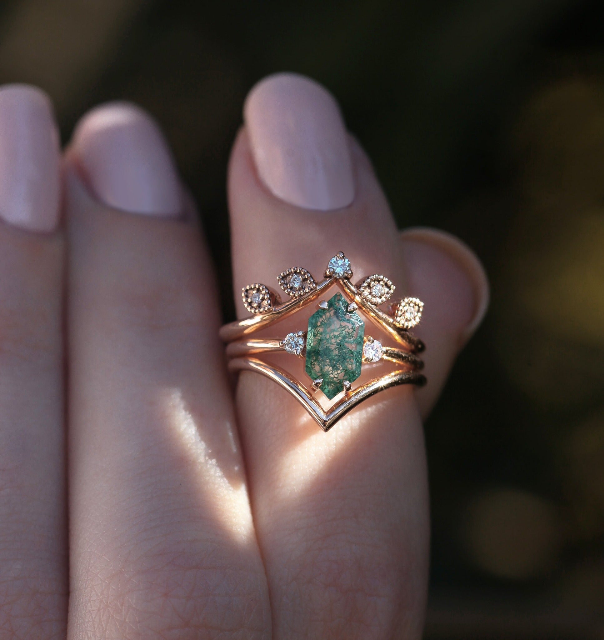 Šestougaoni Moss Agate, prsten od ružičastog zlata sa bočnim belim dijamantima