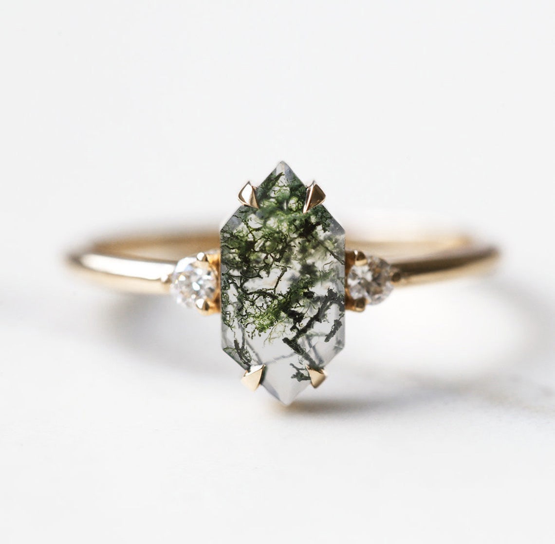 Šestougaoni Moss Agate, prsten od ružičastog zlata sa bočnim belim dijamantima