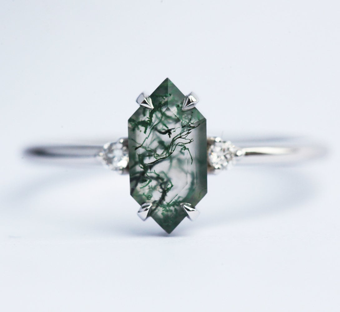 Šestougaoni Moss Agate, prsten od ružičastog zlata sa bočnim belim dijamantima