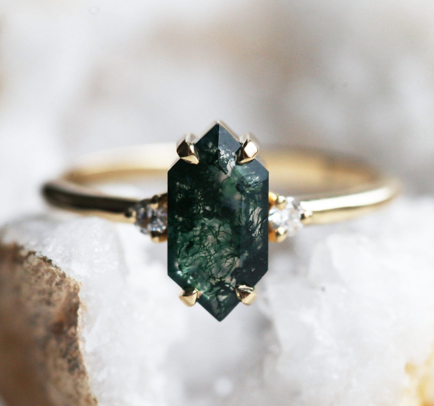Šestougaoni Moss Agate, prsten od ružičastog zlata sa bočnim belim dijamantima