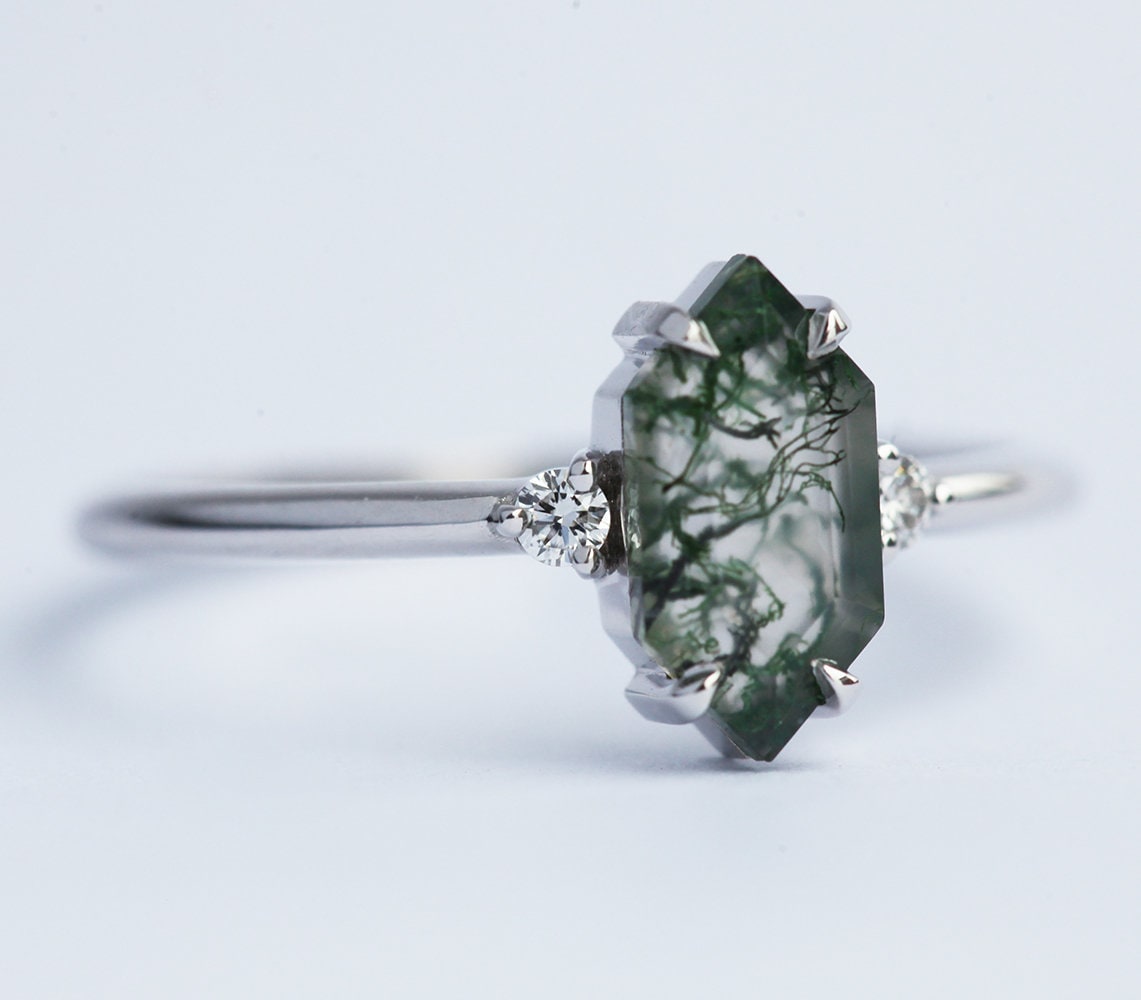 Šestougaoni Moss Agate, prsten od ružičastog zlata sa bočnim belim dijamantima