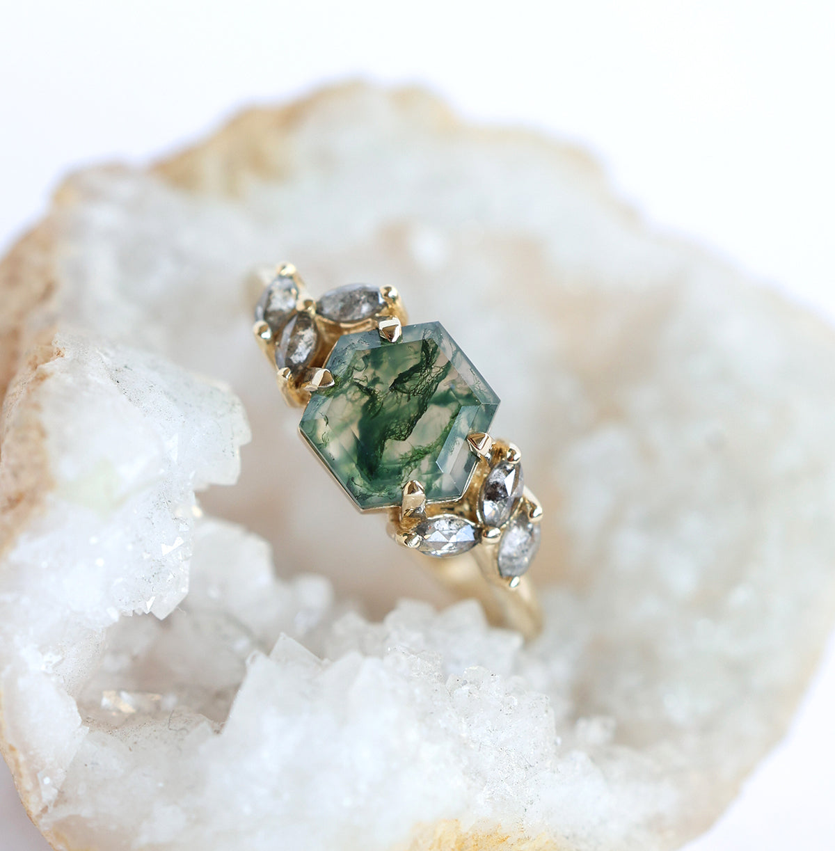 Šestougaoni prsten Moss Agate sa naglašenim brilijantima od soli i bibera