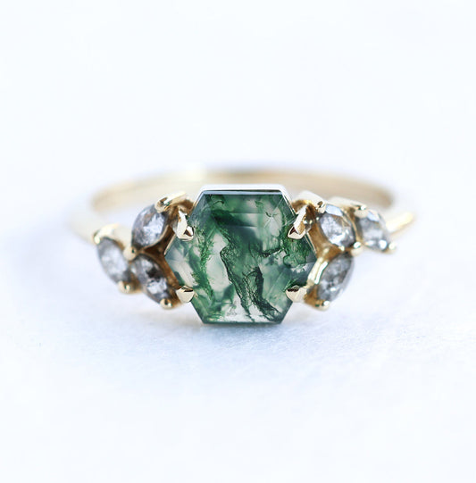 Šestougaoni prsten Moss Agate sa naglašenim brilijantima od soli i bibera