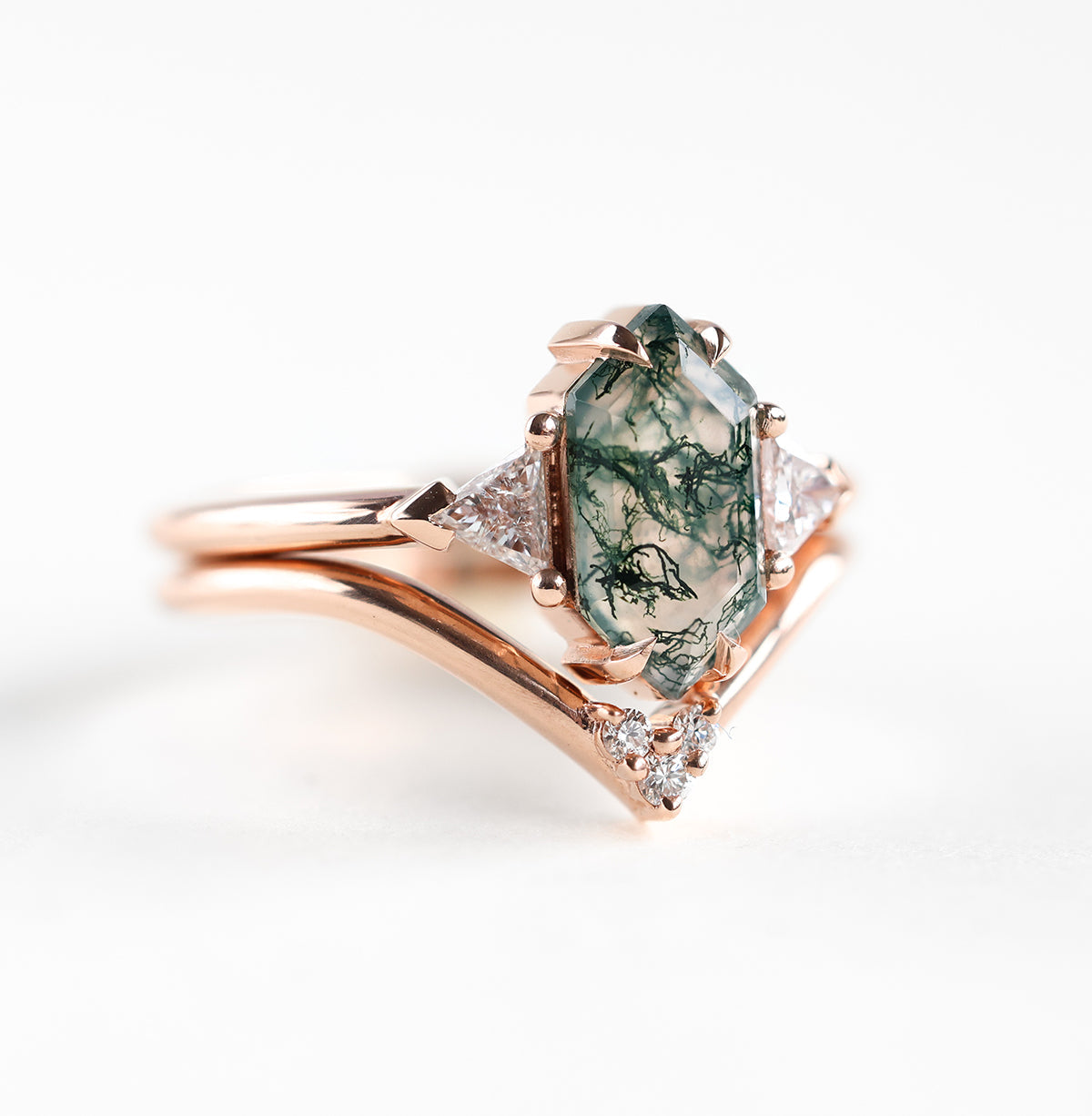 Šestougaoni prsten od Moss Agate sa dijamantima, sa šestougaonim Moss Agate i trouglastim belim briljantnim dijamantima.