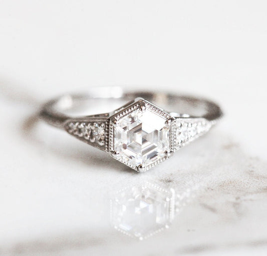 Hekagon Vhite Diamond Vintage Prsten sa bočnim dijamantima
