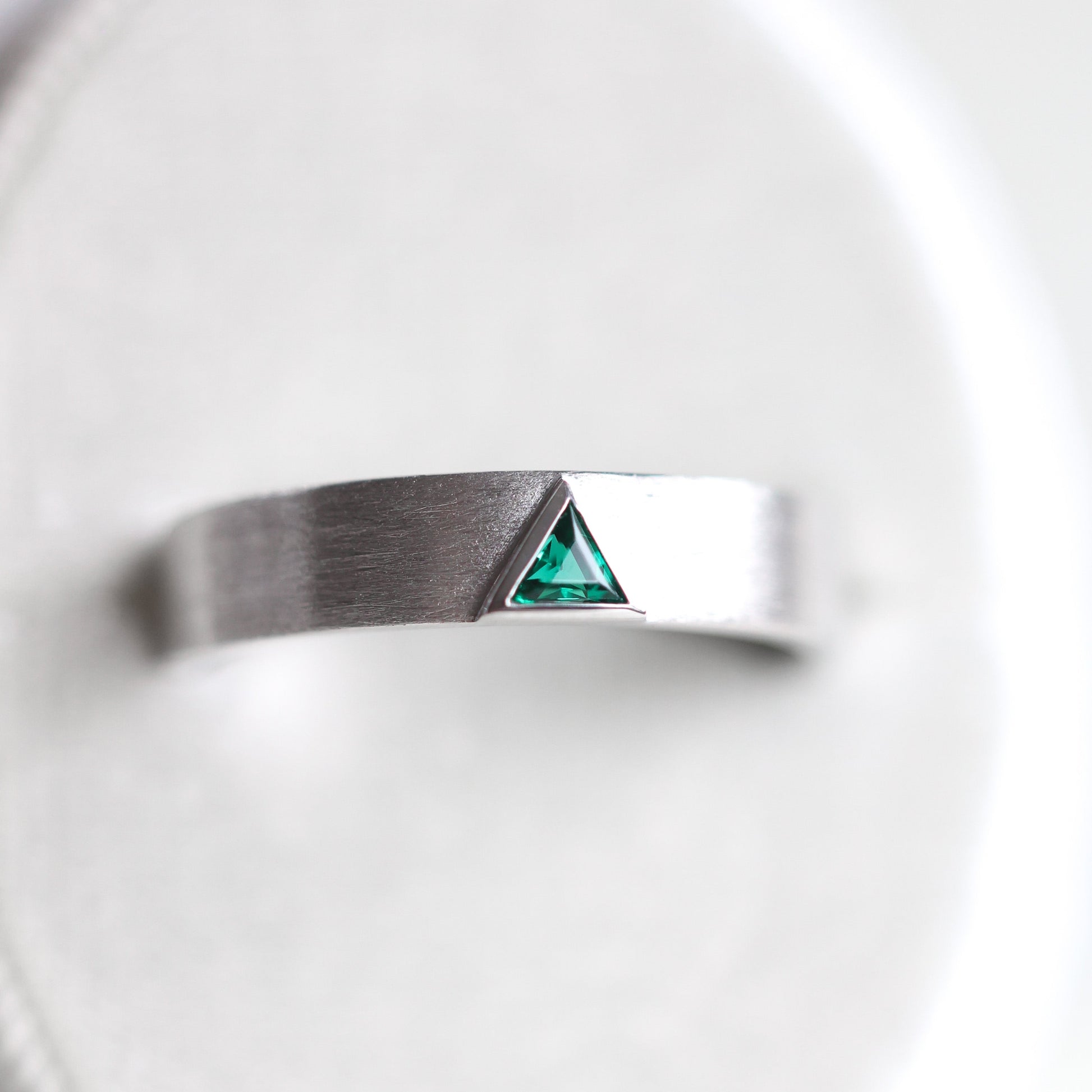Triangle Lab Emerald Band, muška burma sa smaragdnim dragim kamenom uzgojenim u laboratoriji.