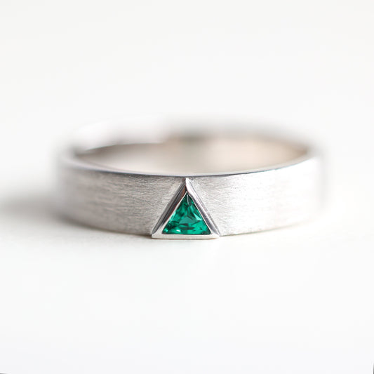 Triangle Lab Emerald Band, muška burma za venčanje sa smaragdnim kamenom uzgojenim u laboratoriji u obliku trougla.
