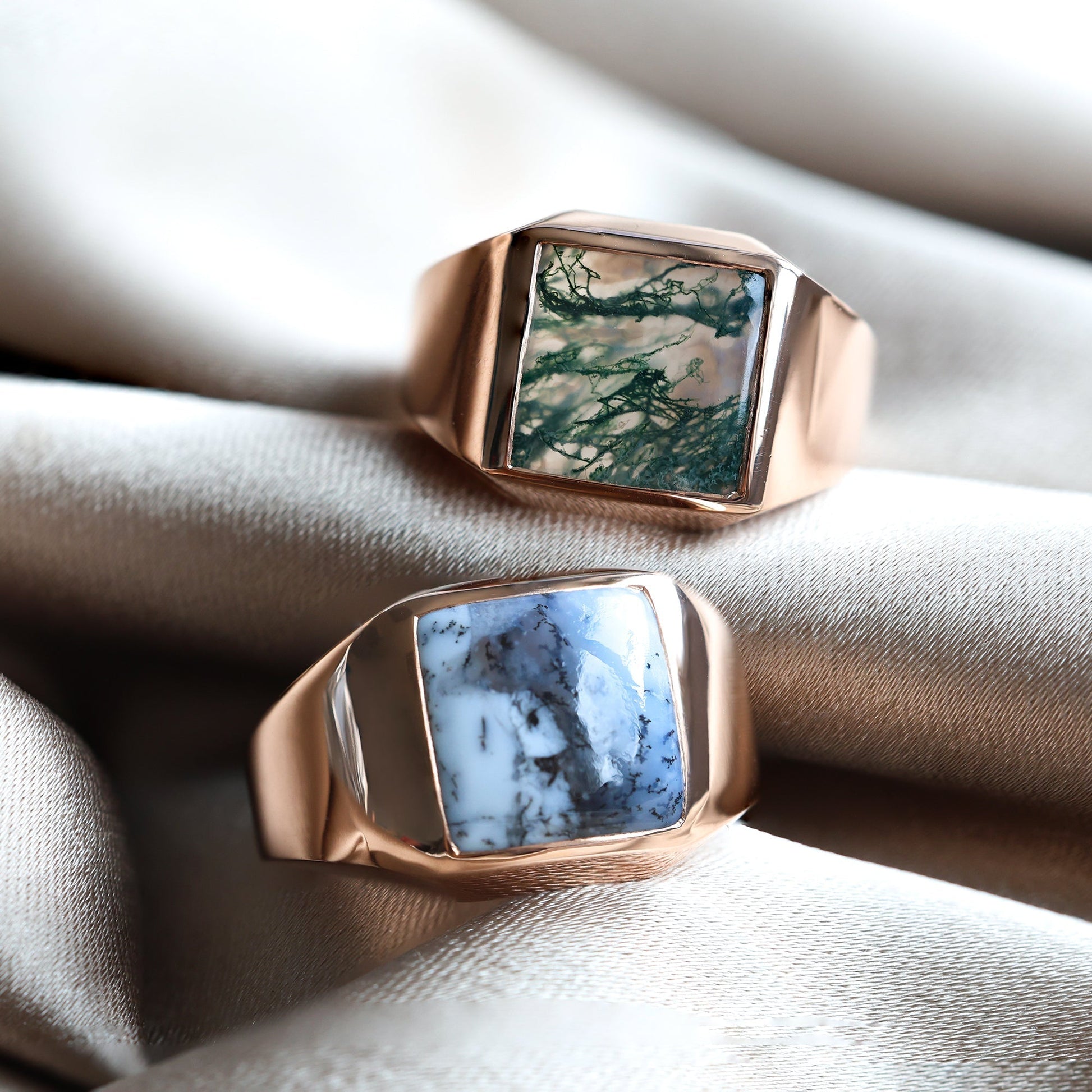Muški prsten sa pečatom od Moss Agate u zlatu i platini, koji prikazuje dragi kamen od Moss Agate od 14 mm.