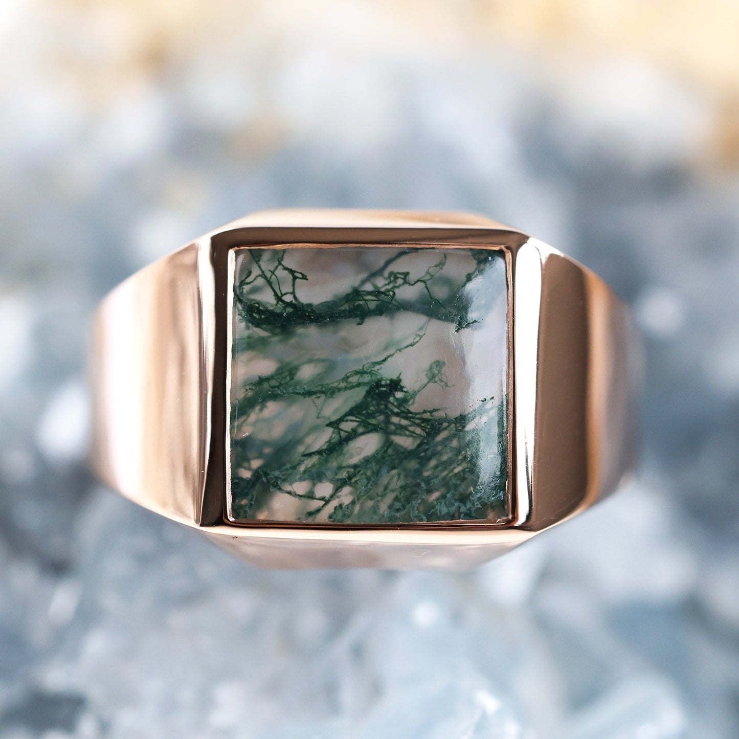 Muški prsten sa pečatom od zlata i platine od Moss Agate sa zelenim kamenom. Širina trake pribl. 14mm. Prilagodljivo drago kamenje. Besplatna osigurana dostava.