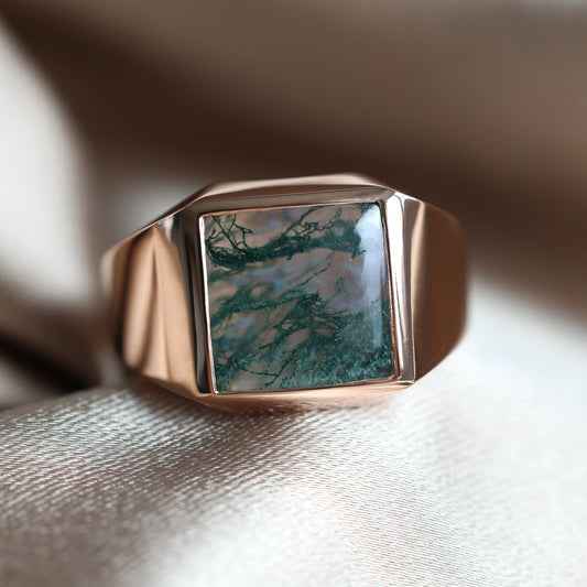 Muški prsten sa pečatom od Moss Agate od zlata i platine sa dragim kamenom od Moss Agate.