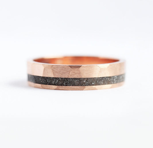 Jean Hammered Black Spinel Inlai Vedding Band-Capucinne