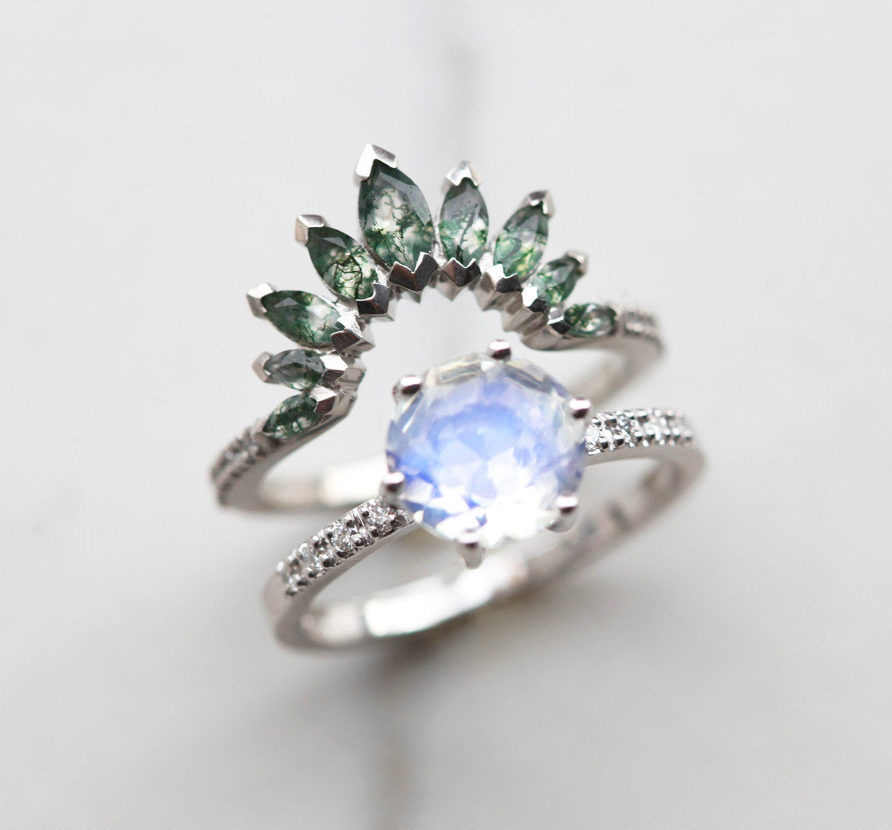 Okrugli mesečev kamen sa kompletom prstena od Moss Agate i belim dijamantima