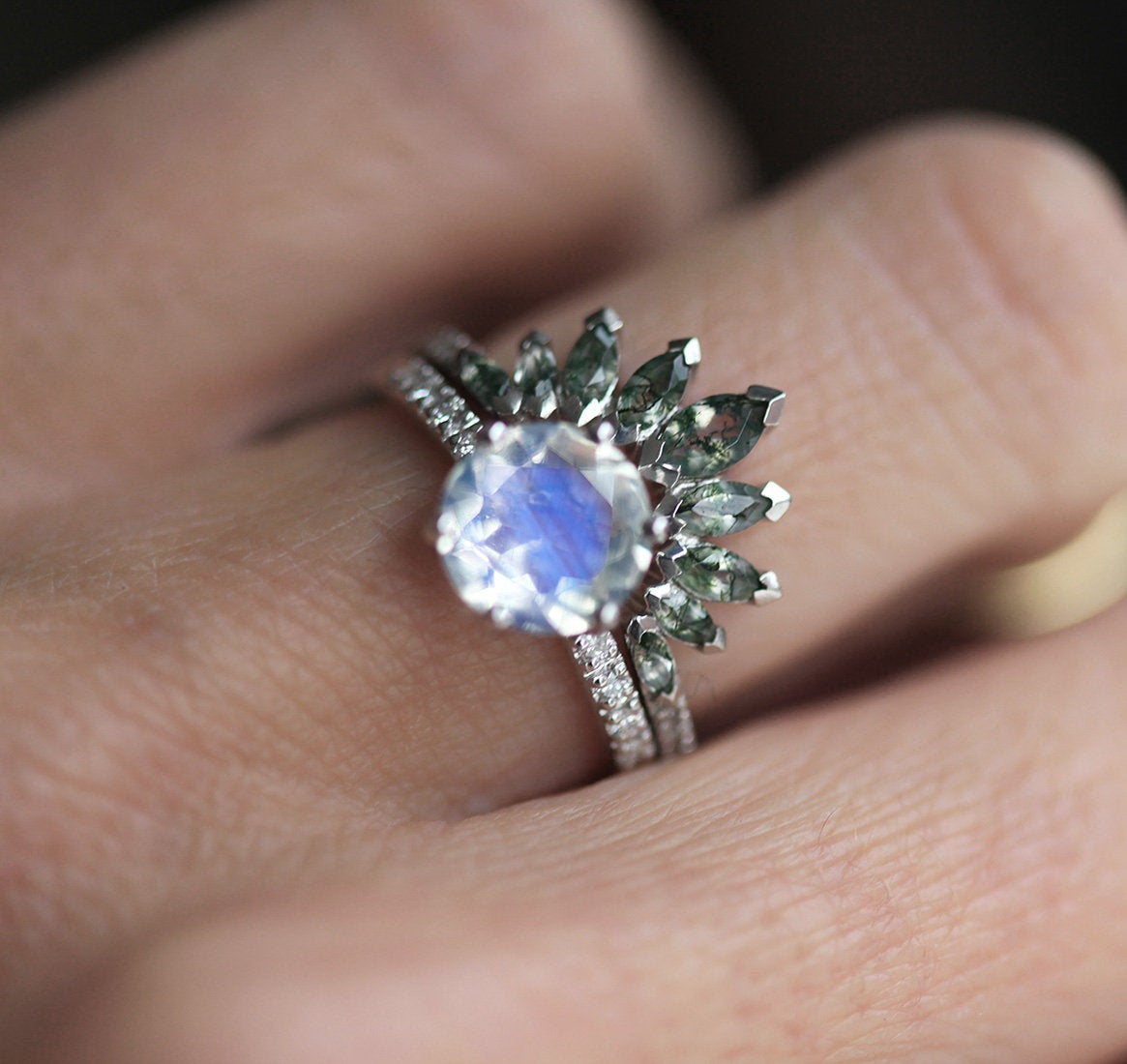 Okrugli mesečev kamen sa kompletom prstena od Moss Agate i belim dijamantima