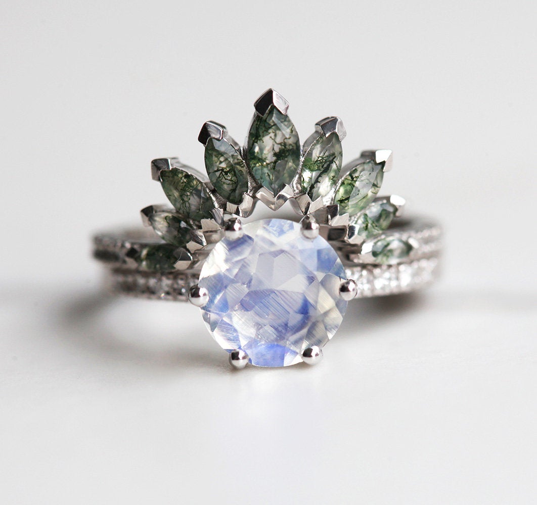 Okrugli mesečev kamen sa kompletom prstena od Moss Agate i belim dijamantima