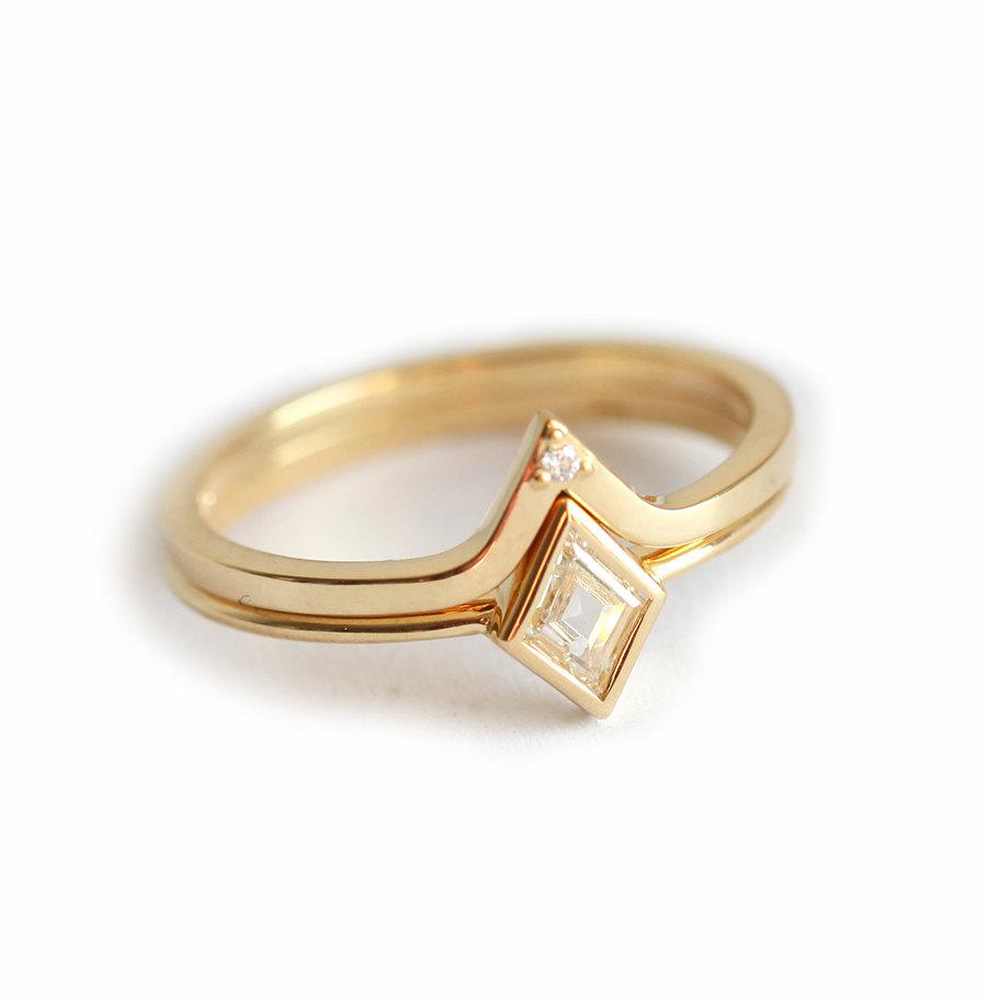 Zlatni prsten Kite Vhite Diamond Solitaire sa dijamantskim V-trakom