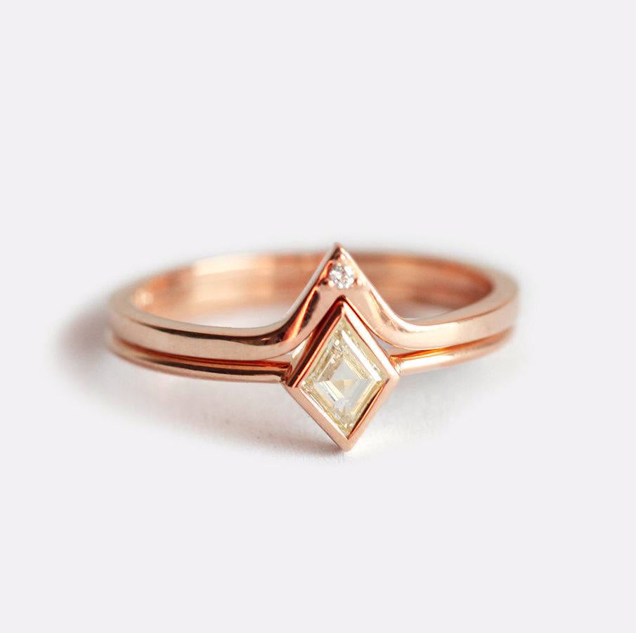 Zlatni prsten Kite Vhite Diamond Solitaire sa dijamantskim V-trakom