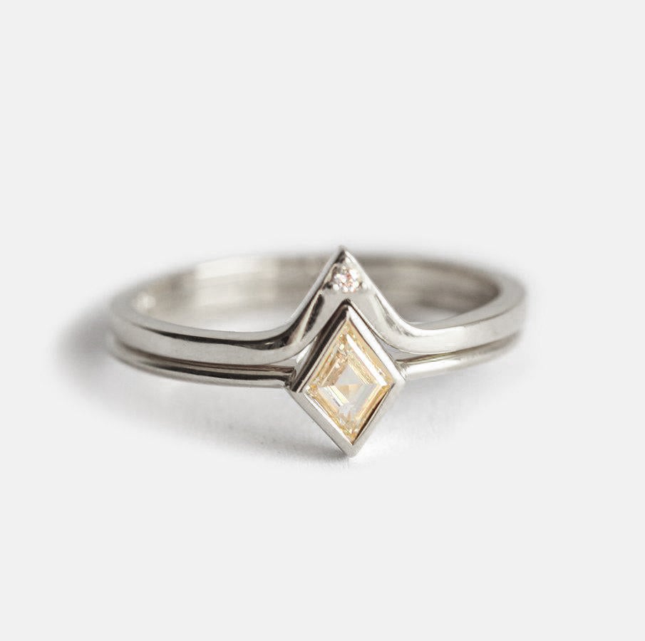 Zlatni prsten Kite Vhite Diamond Solitaire sa dijamantskim V-trakom