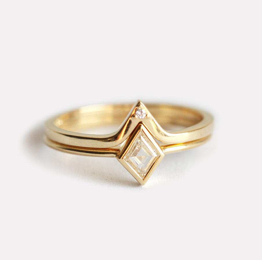 Zlatni prsten Kite Vhite Diamond Solitaire sa dijamantskim V-trakom