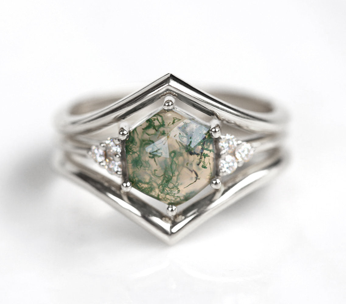 Šestougaoni Moss Agate, prsten od belog zlata sa bočnim okruglim belim dijamantima