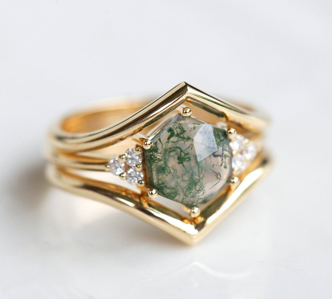Šestougaoni Moss Agate, prsten od žutog zlata sa bočnim okruglim belim dijamantima