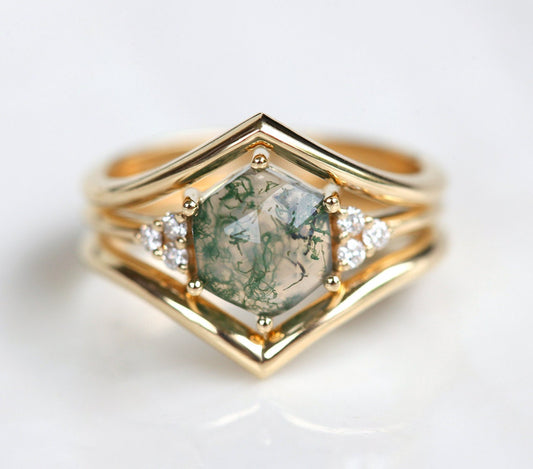 Šestougaoni Moss Agate, prsten od žutog zlata sa bočnim okruglim belim dijamantima